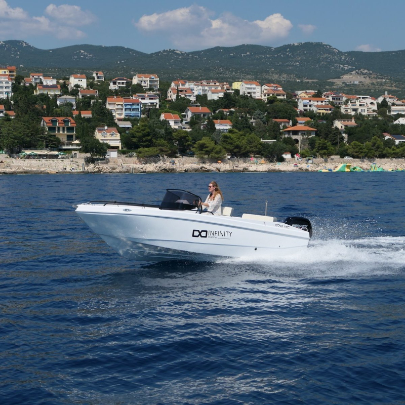 Motorboot INFINITY 575 MC