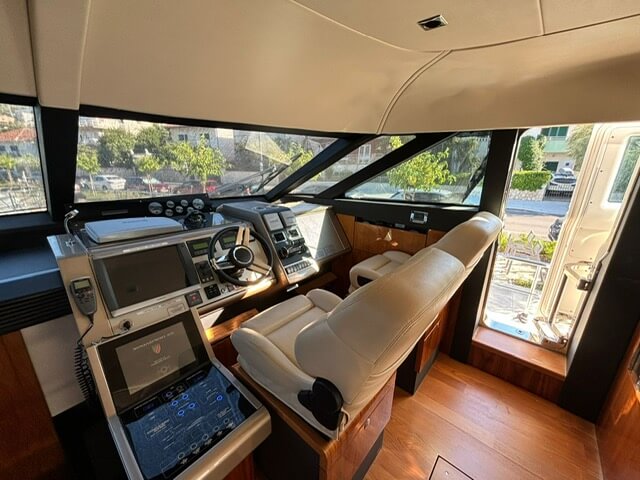 Motorboot Fairline 65 SQUADRON