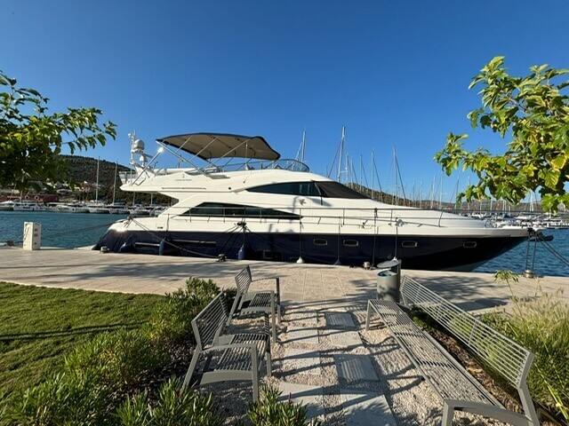 Motorboot Fairline 65 SQUADRON