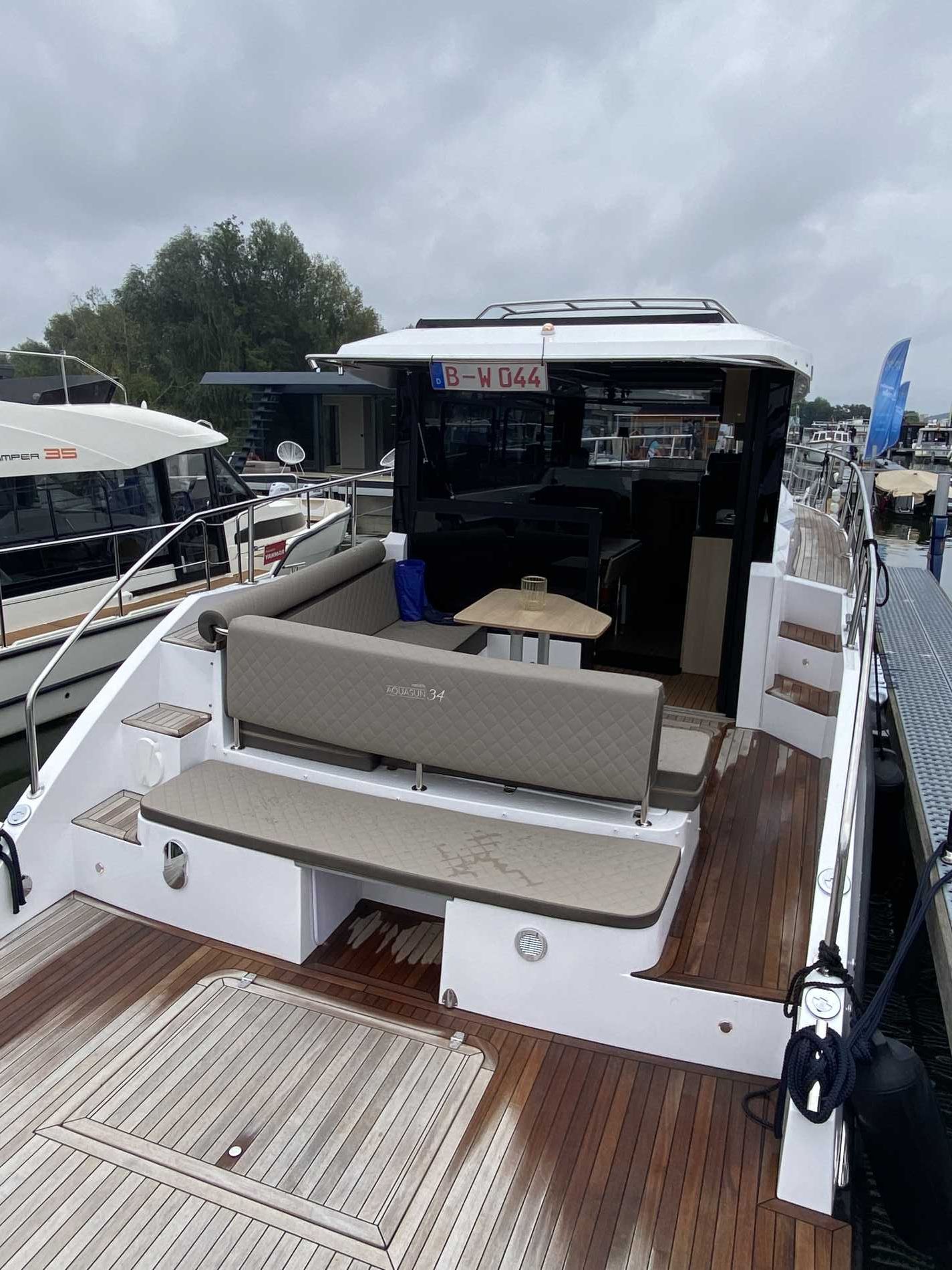 NIKHEN YACHTEN AQUASUN 34 Long Plattform Aftcabin