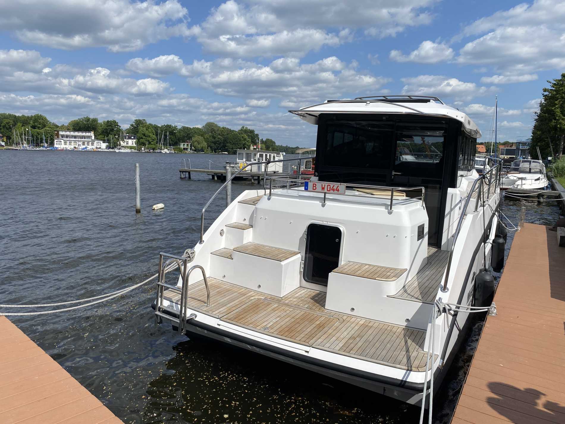 Nikhen Yachten 34 Aftcabin Charterschiff