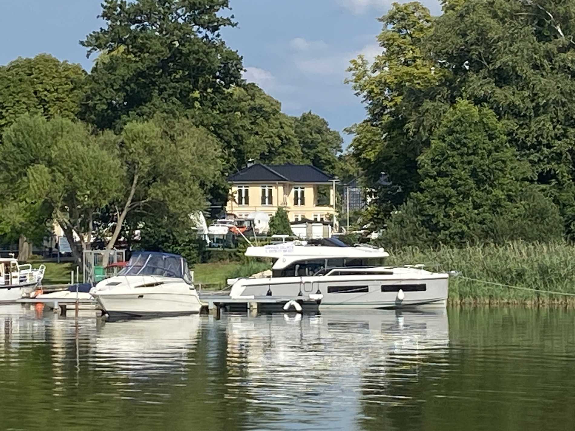 Motorboot Delphia Delphia 11 Flylounge mit Küche auf dem Heck