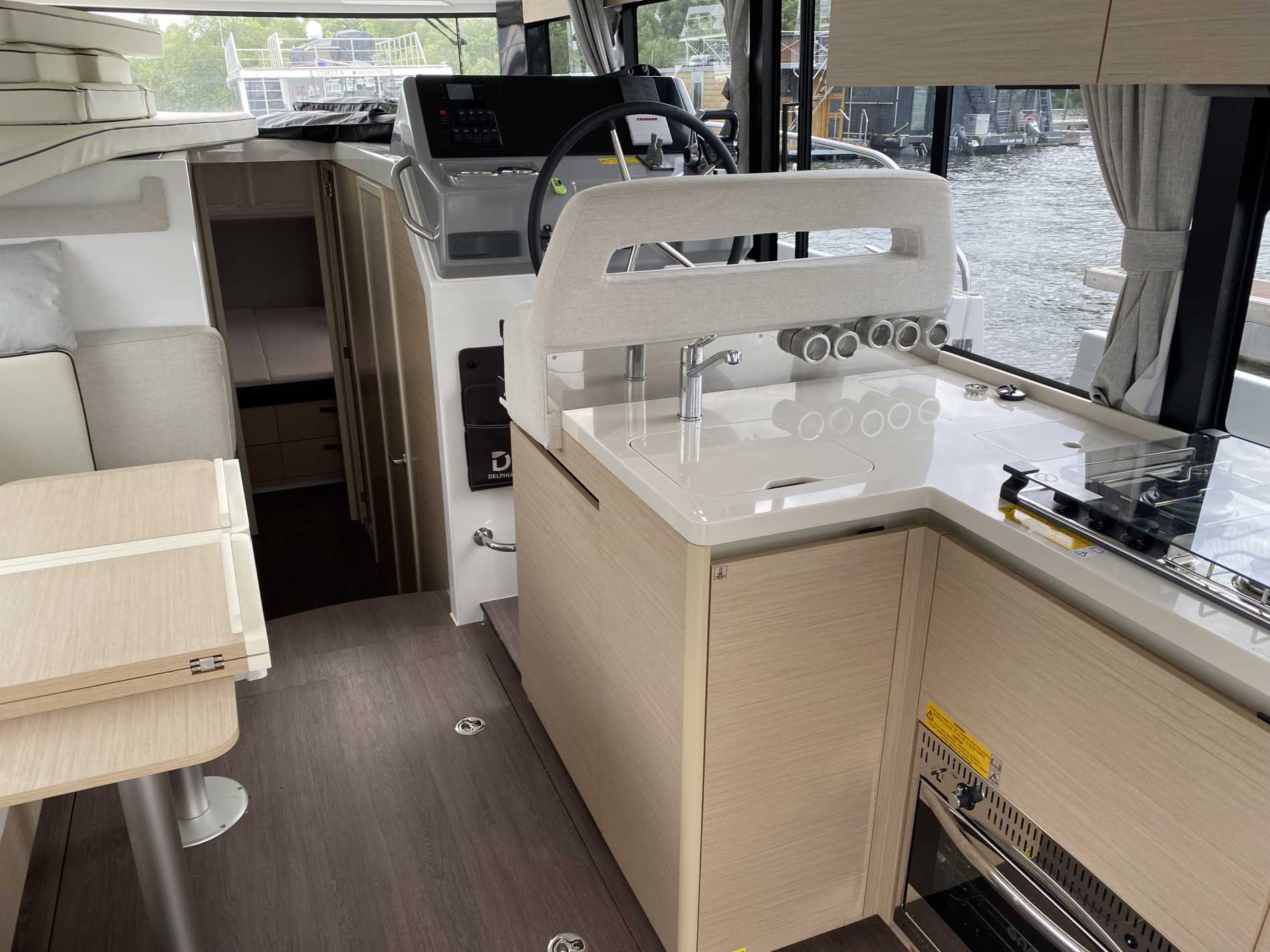 Motorboot Delphia Delphia 11 Flylounge mit Küche auf dem Heck