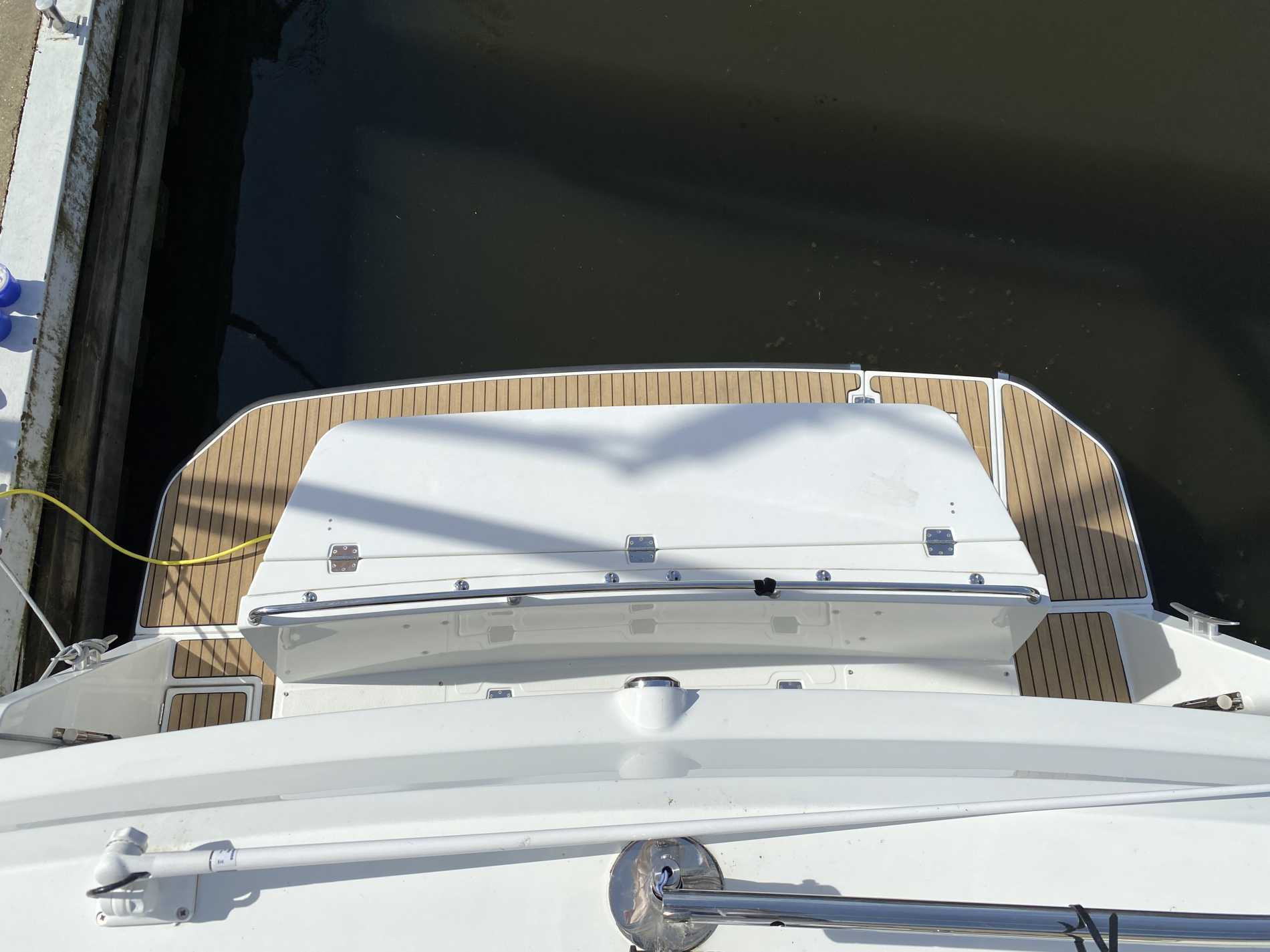 Motorboot Delphia Delphia 11 Flylounge mit Küche auf dem Heck