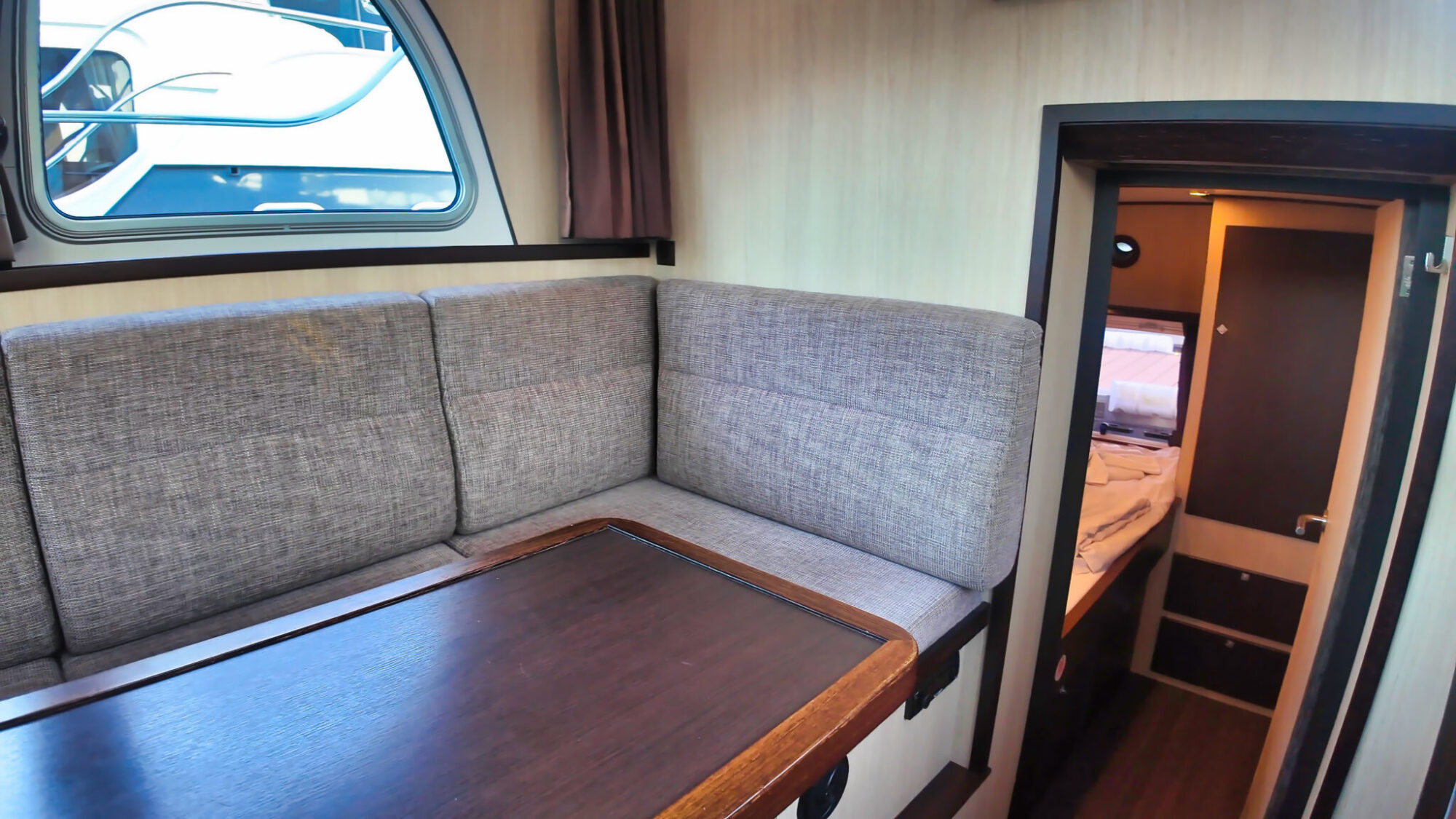 Motorboot Aventura 34 AK Cabrio