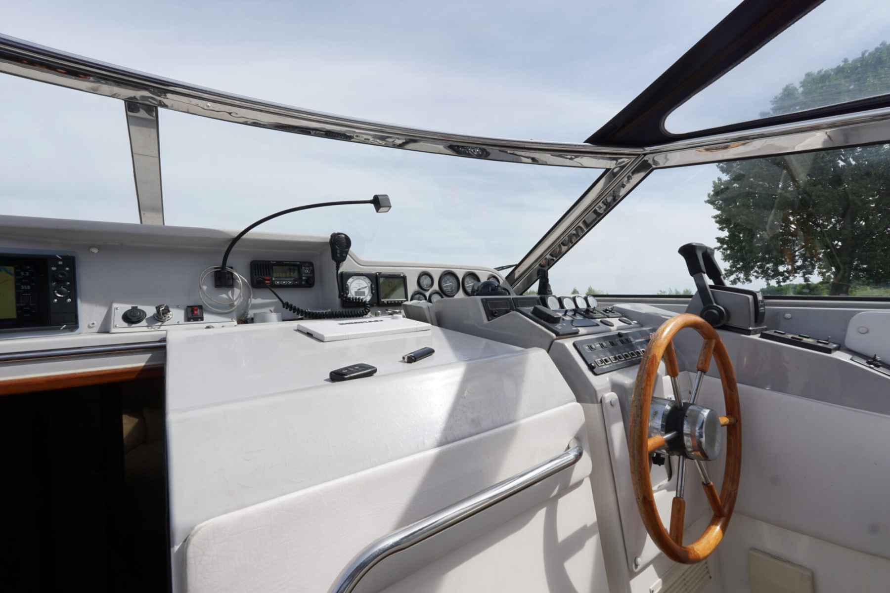 Motorboot Sealine 328 Sport Bridge