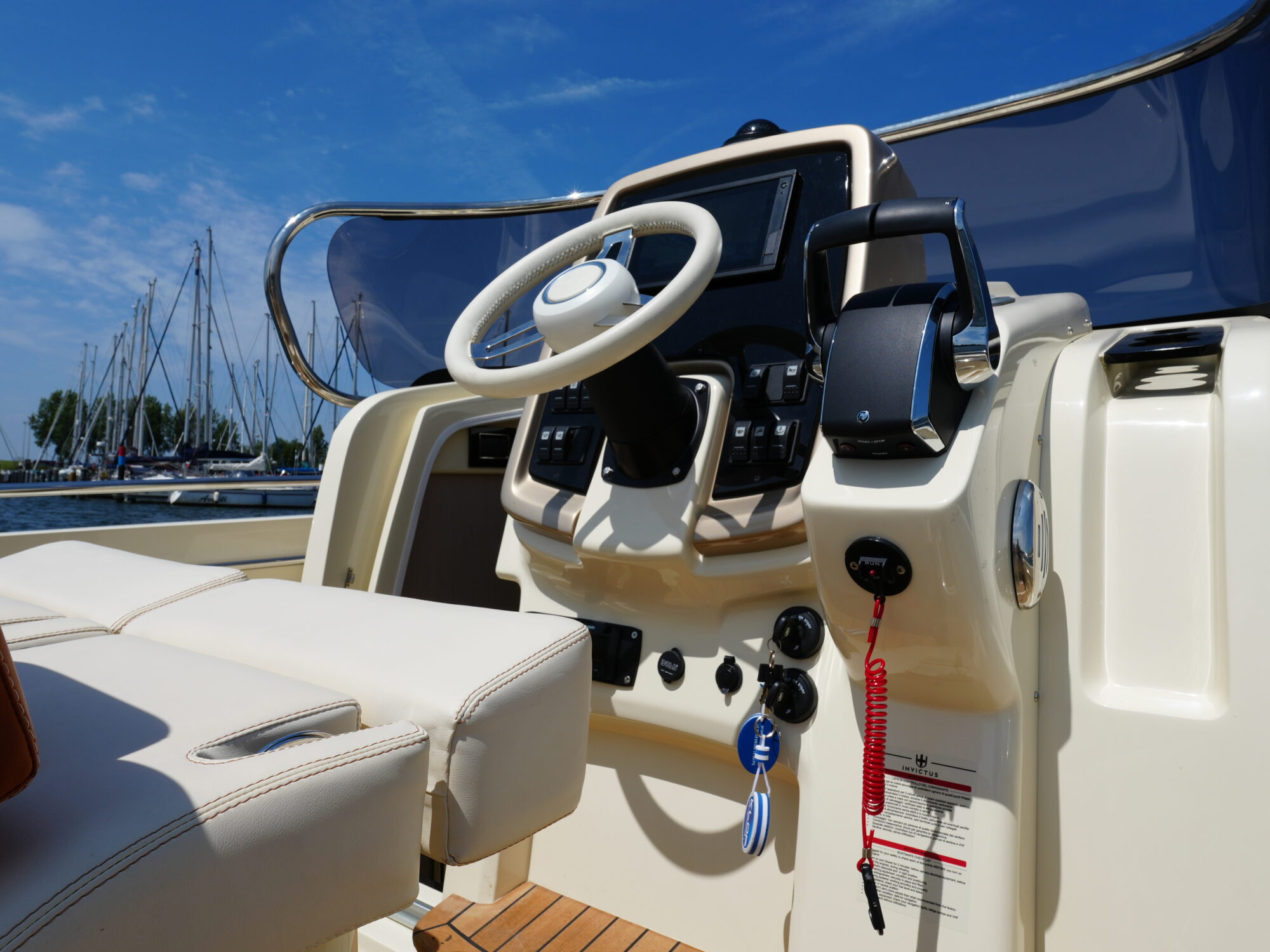 Motorboot Invictus 270 CX