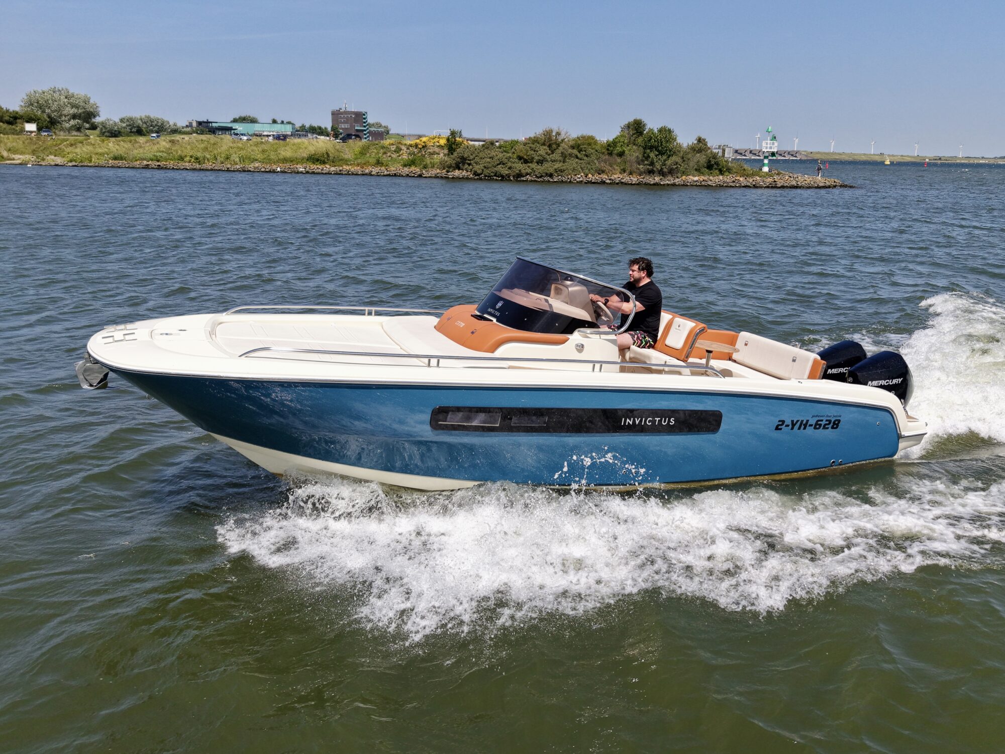 Motorboot Invictus 270 CX