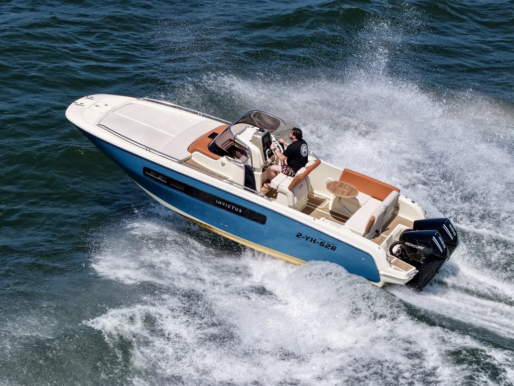 Motorboot Invictus 270 CX