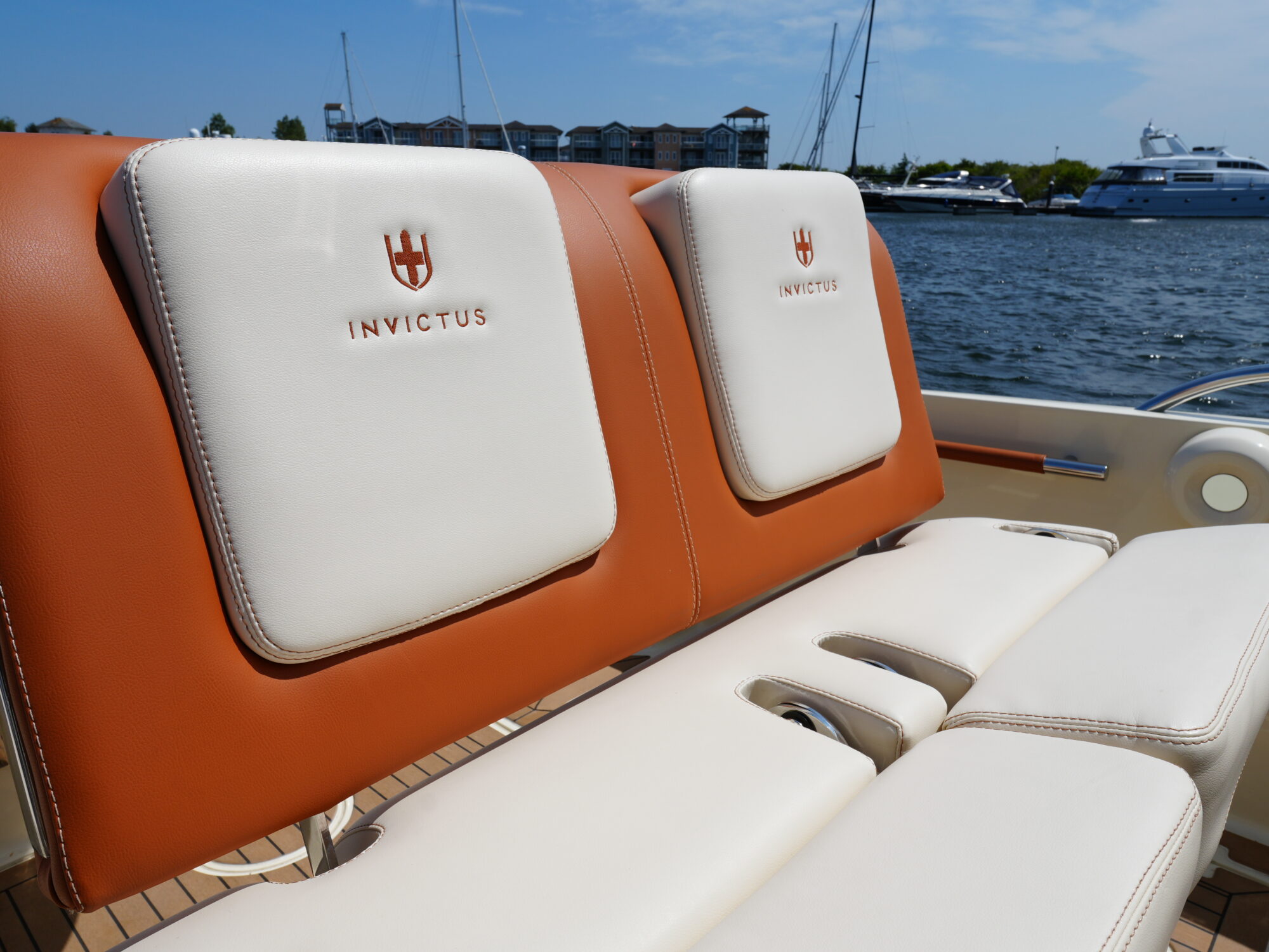 Motorboot Invictus 270 CX
