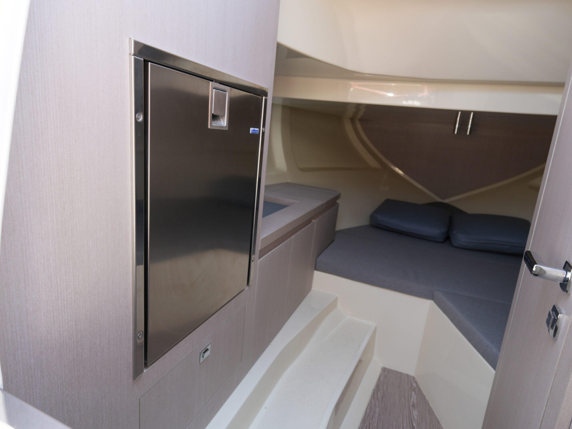 Motorboot Invictus 270 CX
