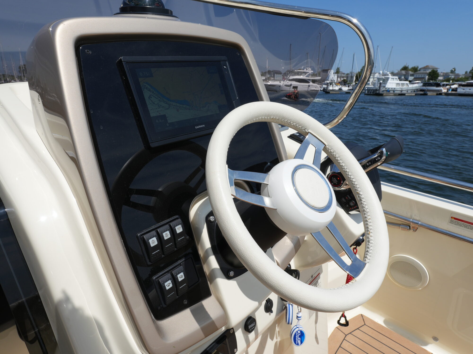 Motorboot Invictus 270 CX