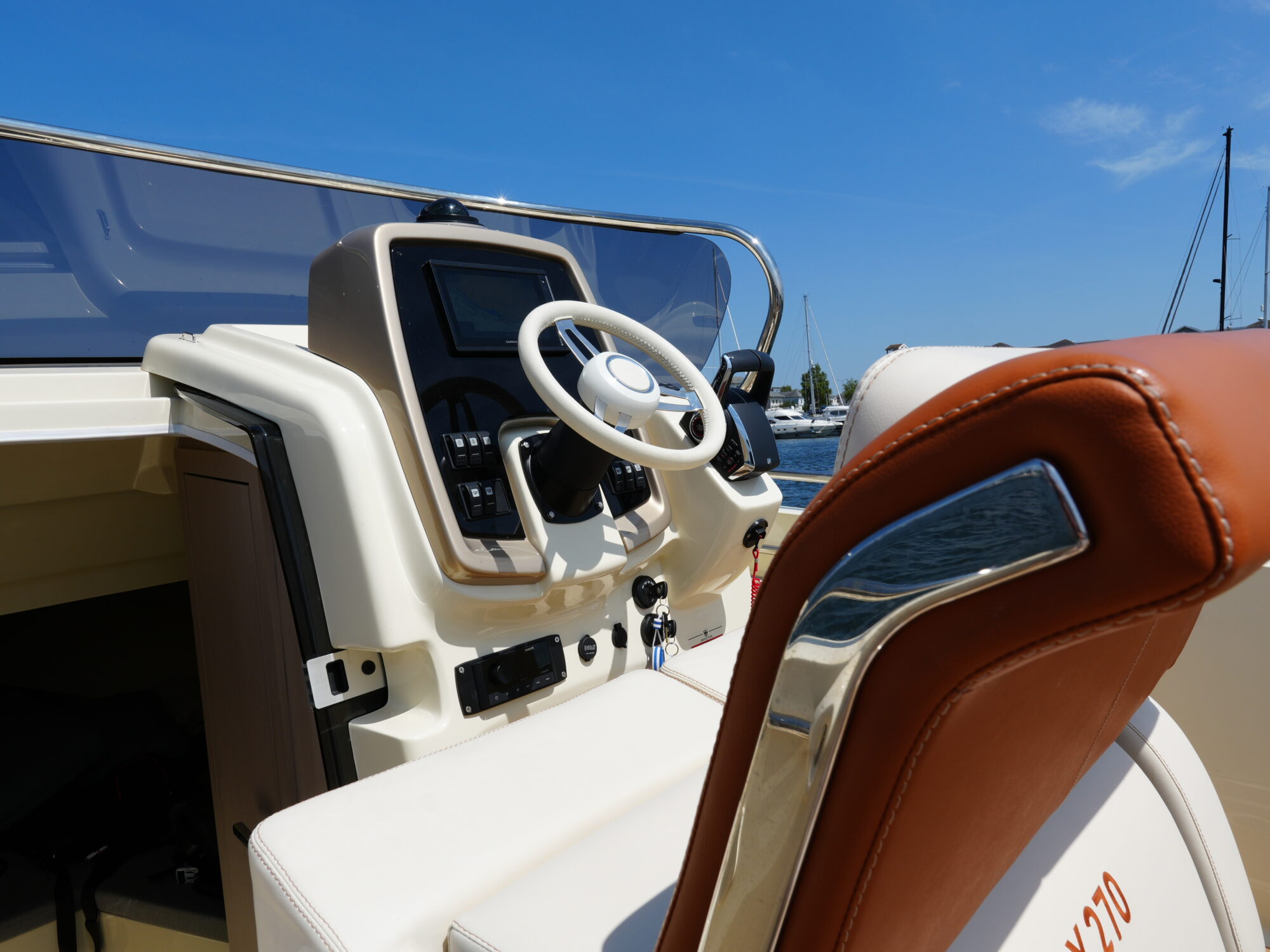 Motorboot Invictus 270 CX
