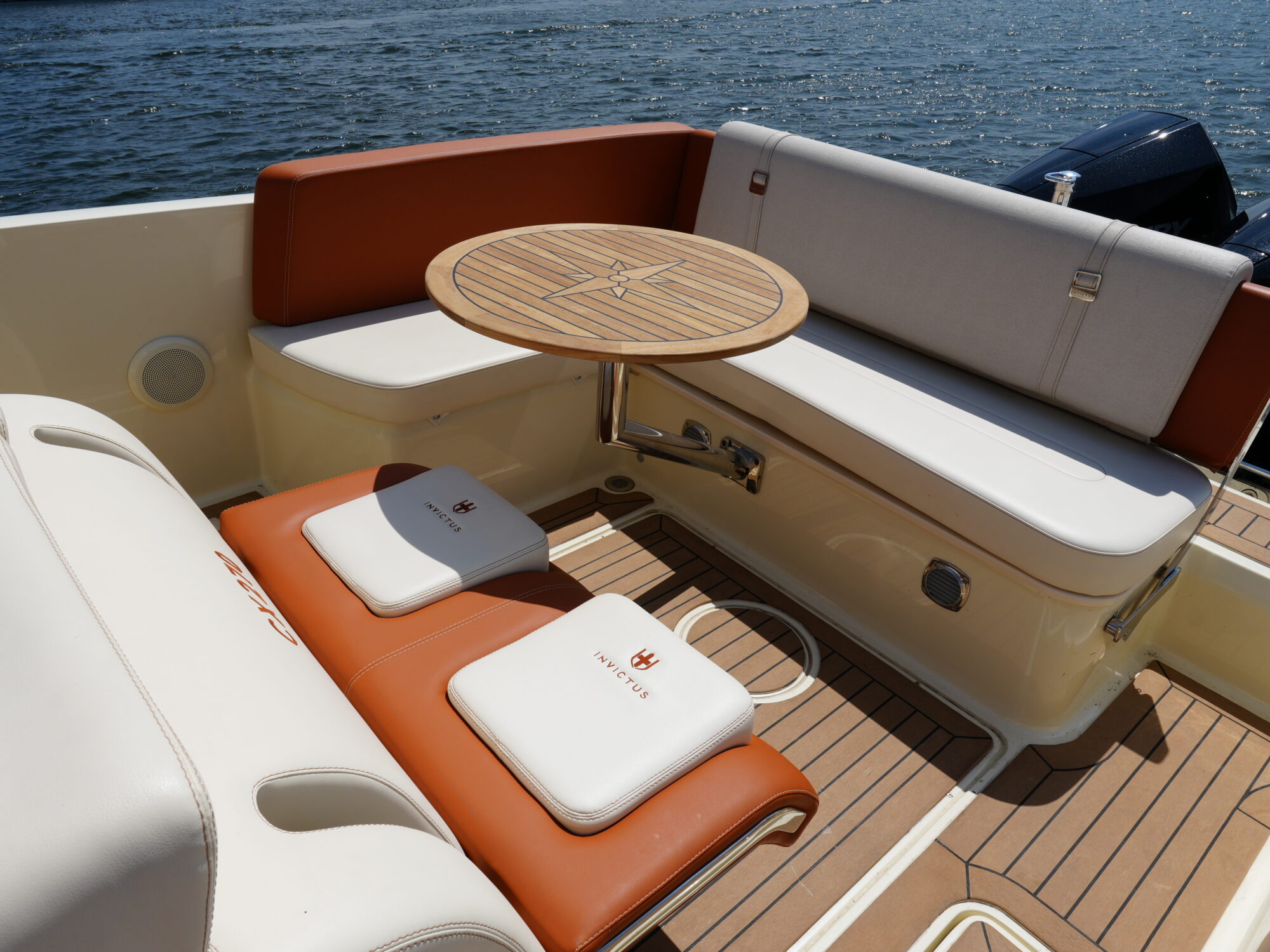 Motorboot Invictus 270 CX