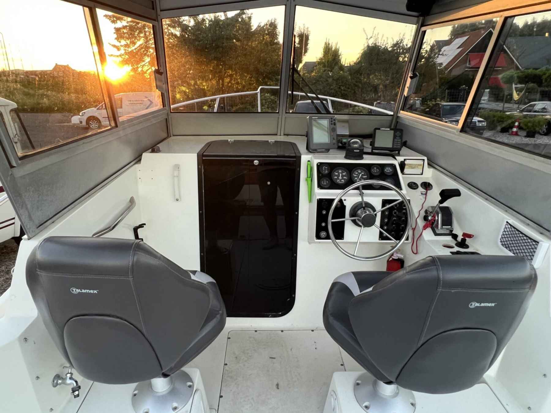 Motorboot Celebrity 2500 Fish Hawk
