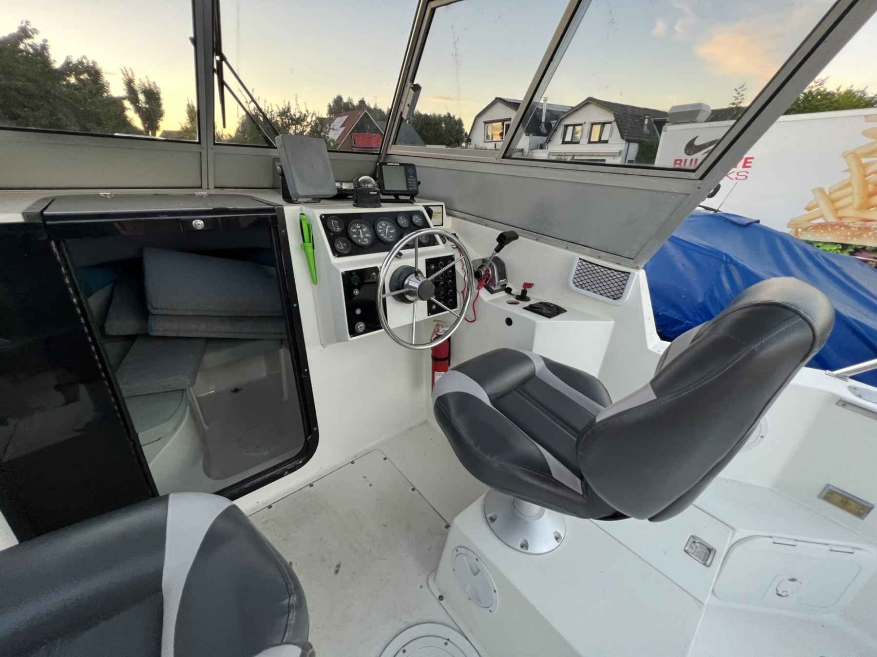 Motorboot Celebrity 2500 Fish Hawk