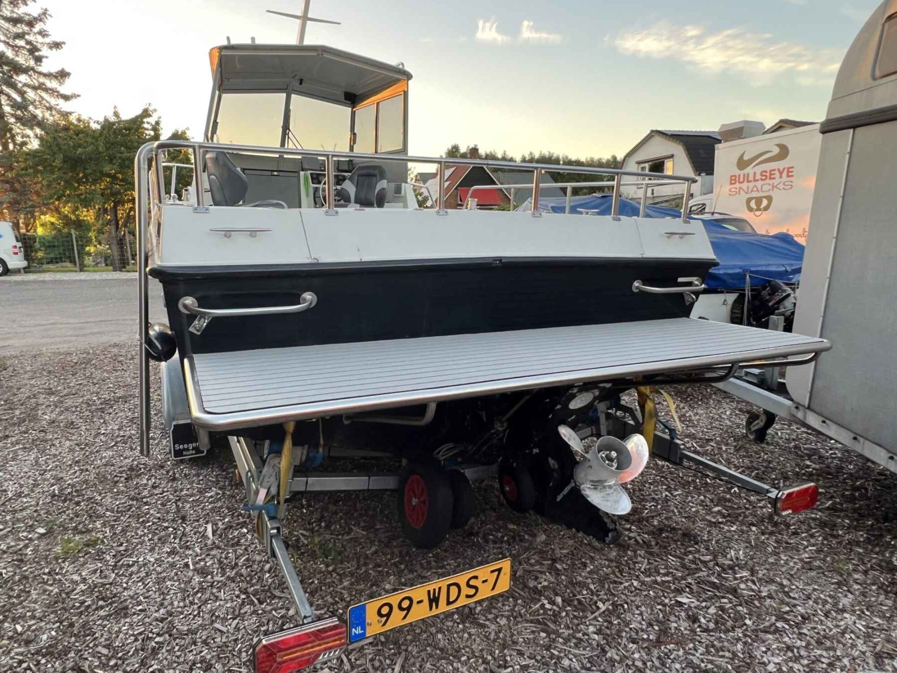 Motorboot Celebrity 2500 Fish Hawk