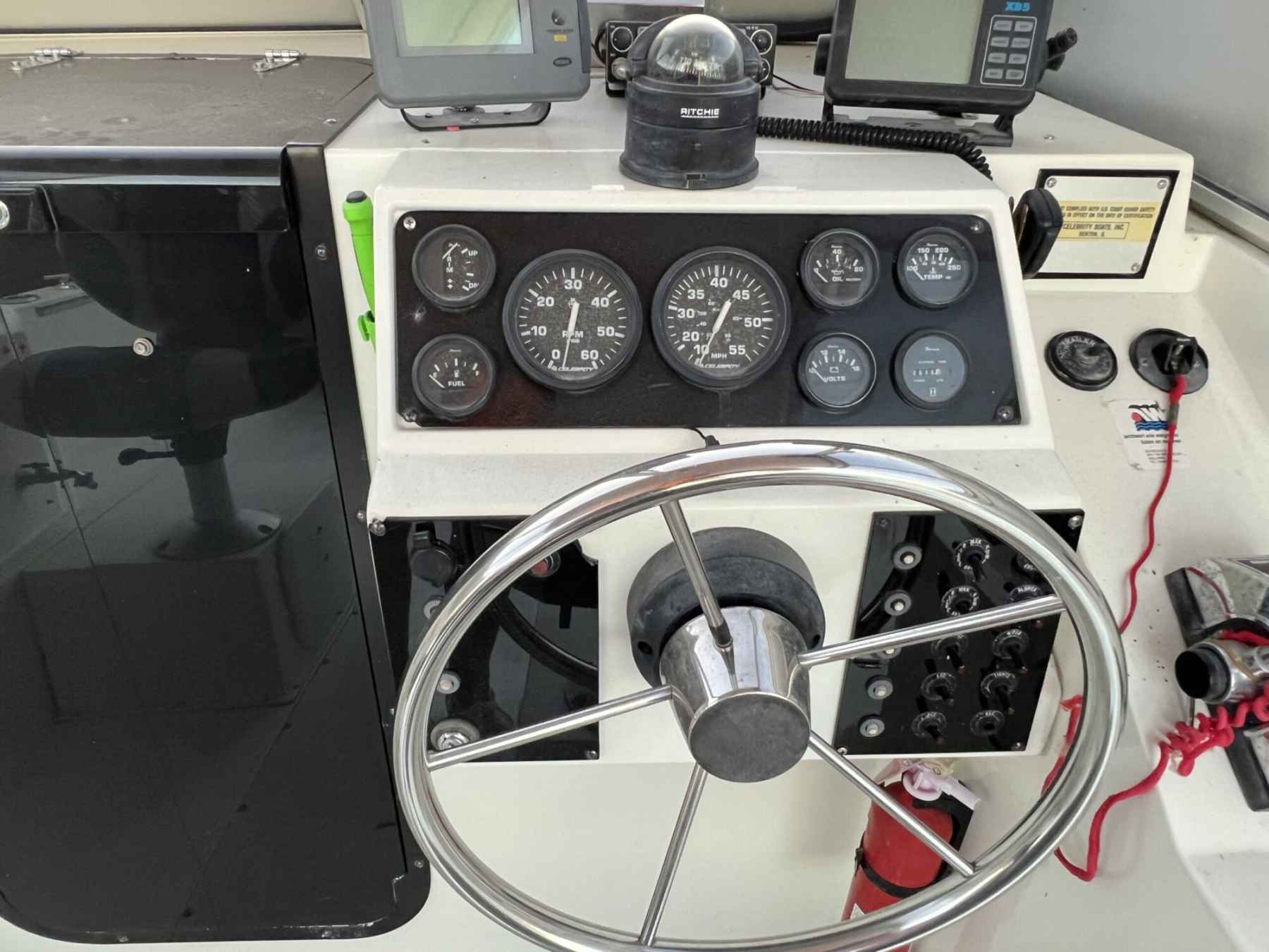 Motorboot Celebrity 2500 Fish Hawk