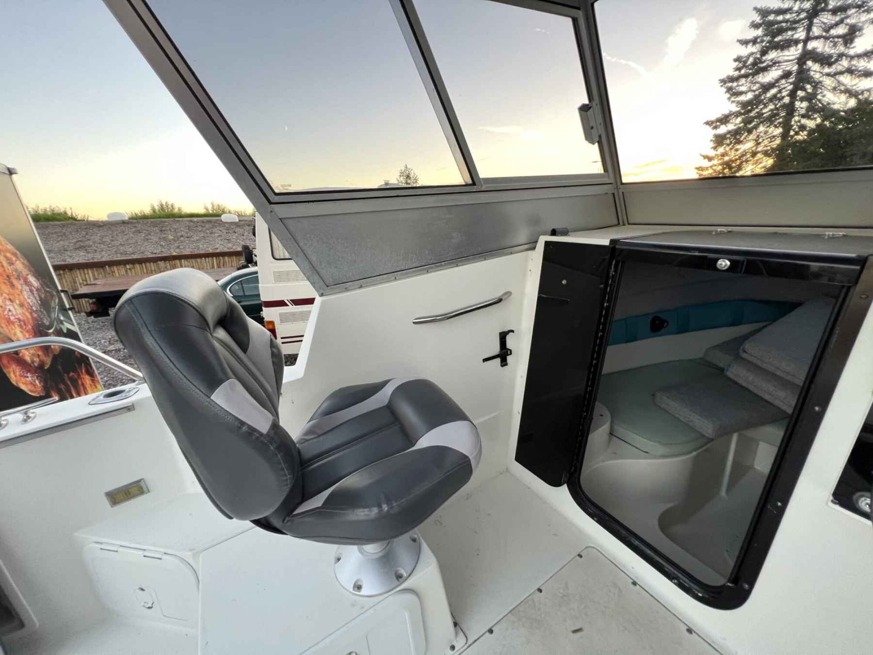 Motorboot Celebrity 2500 Fish Hawk