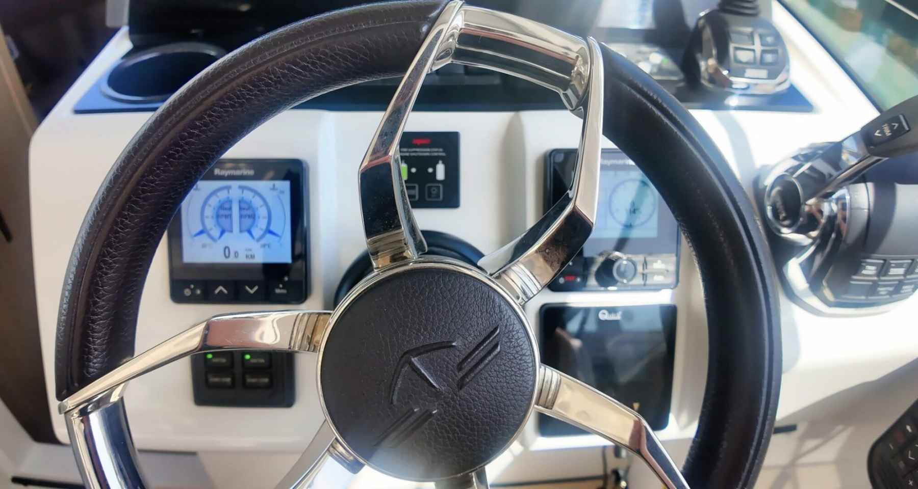 Motorboot Sealine S335