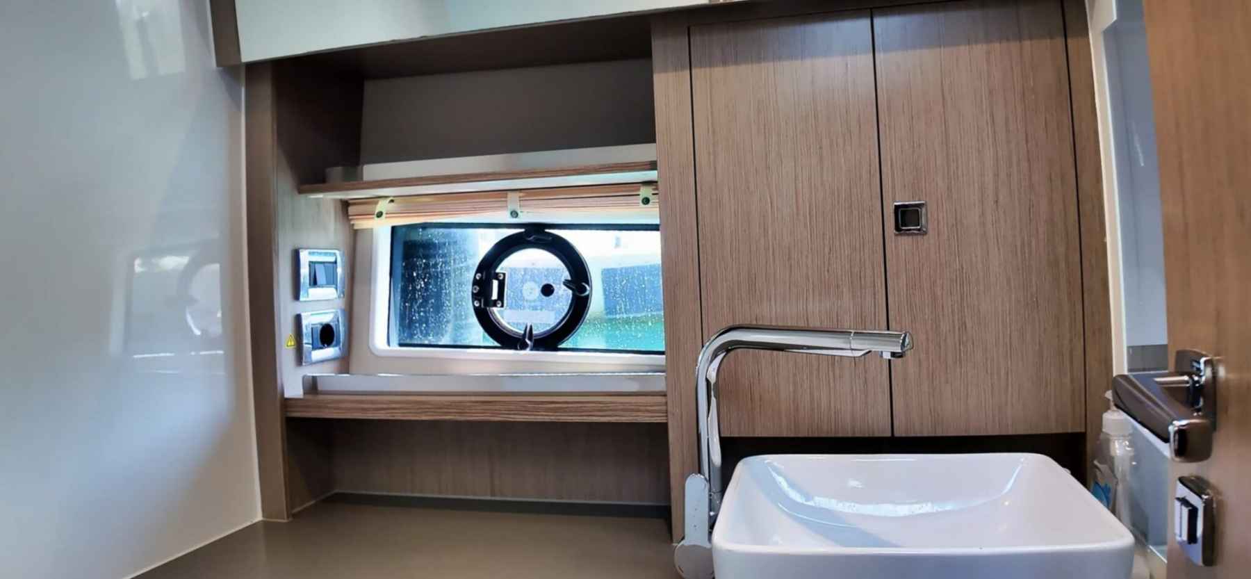 Motorboot Sealine S335