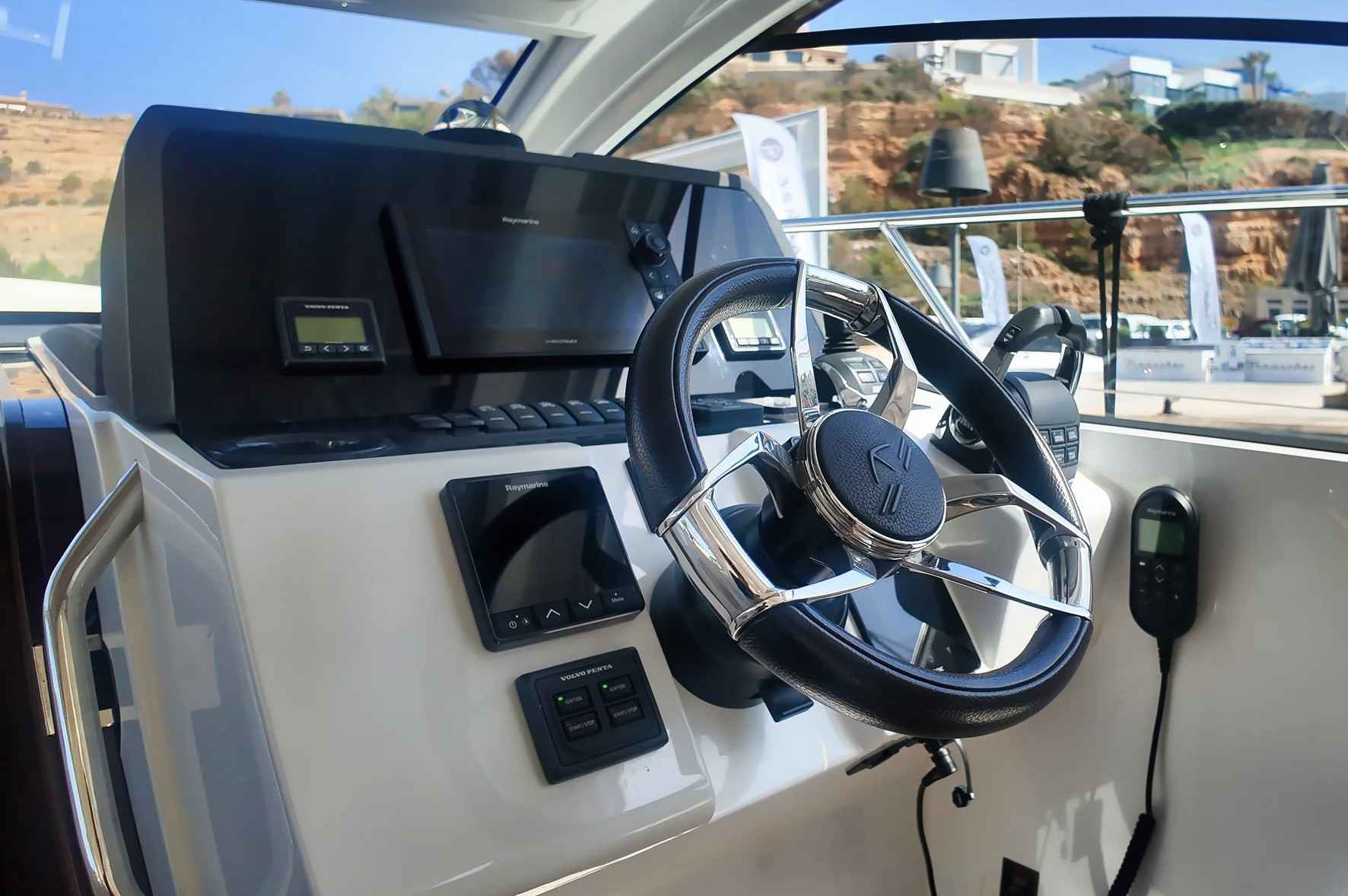 Motorboot Sealine S335