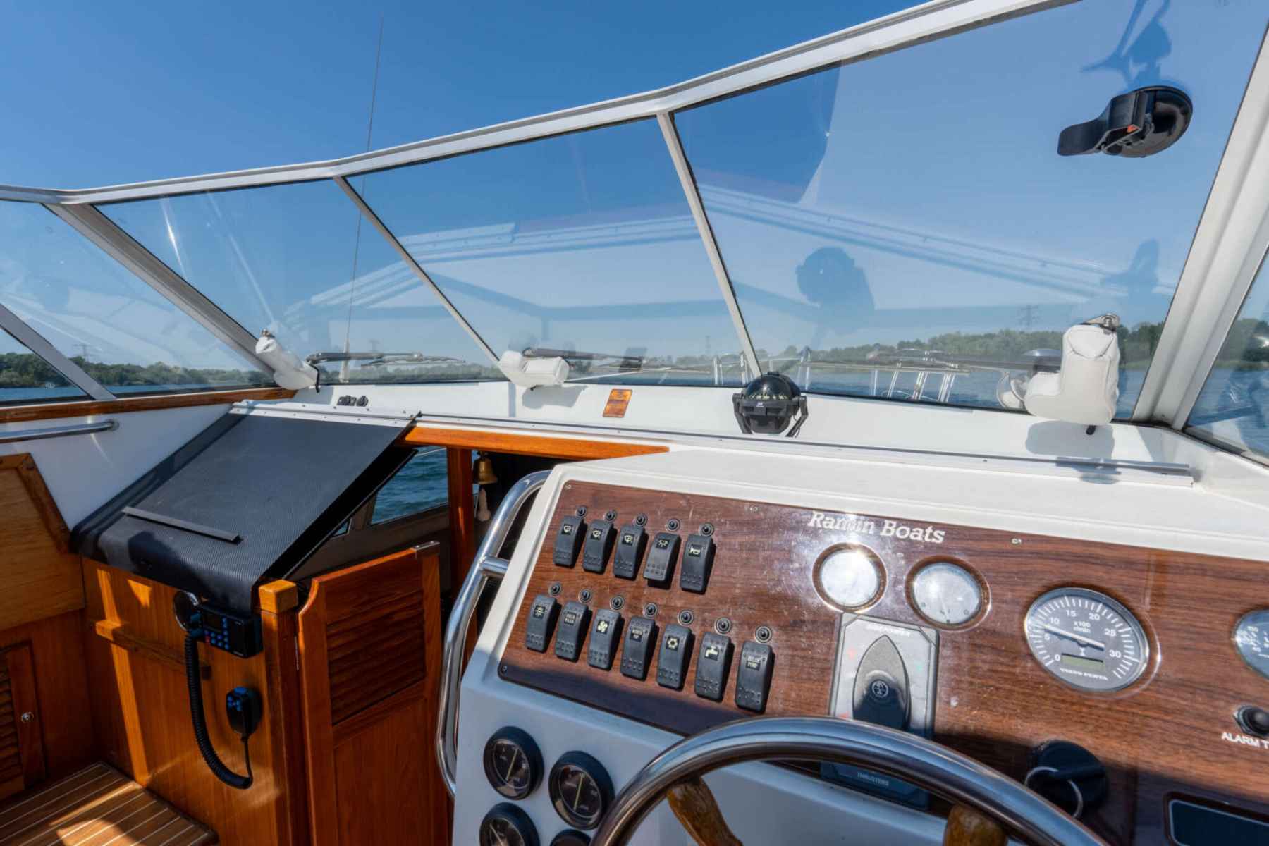 Motorboot Ramin 30 Touring Spiegeldeur