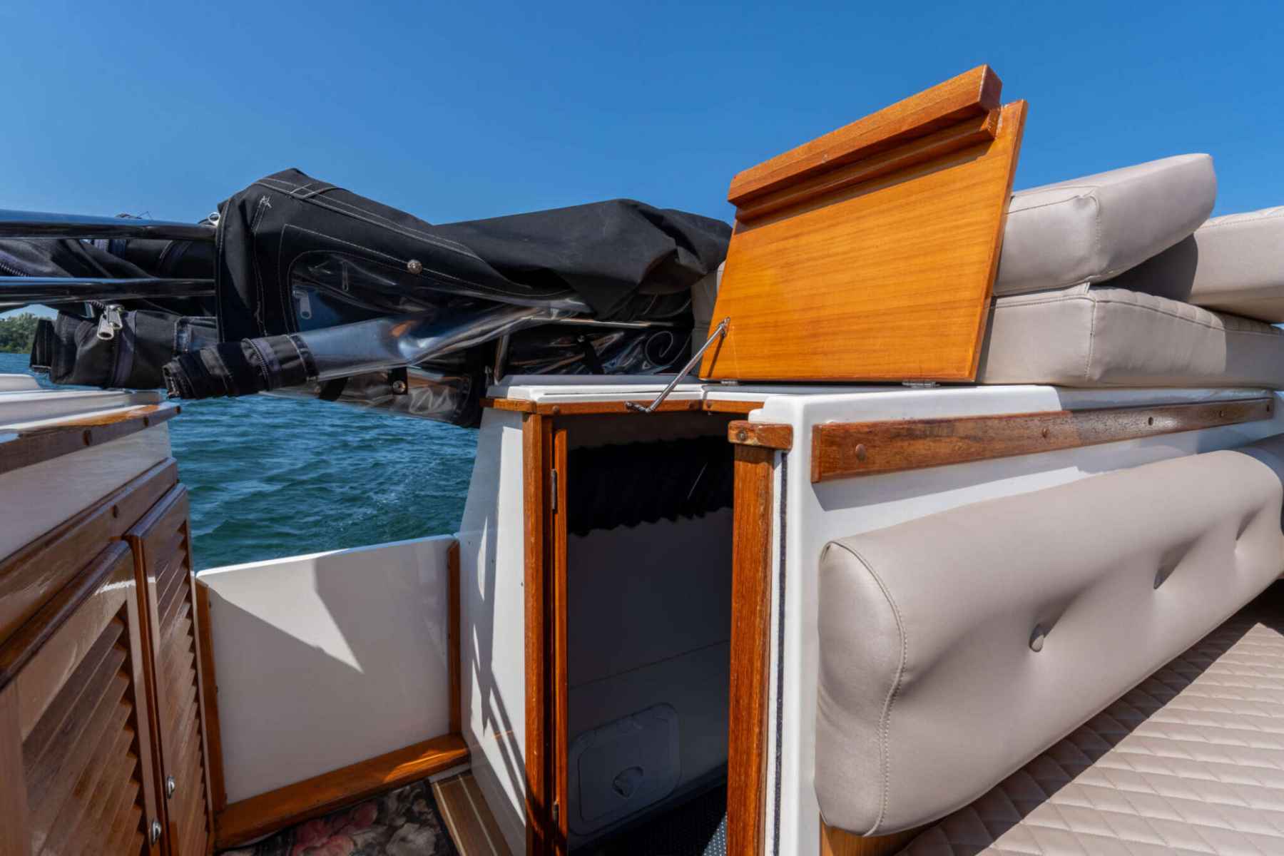 Motorboot Ramin 30 Touring Spiegeldeur