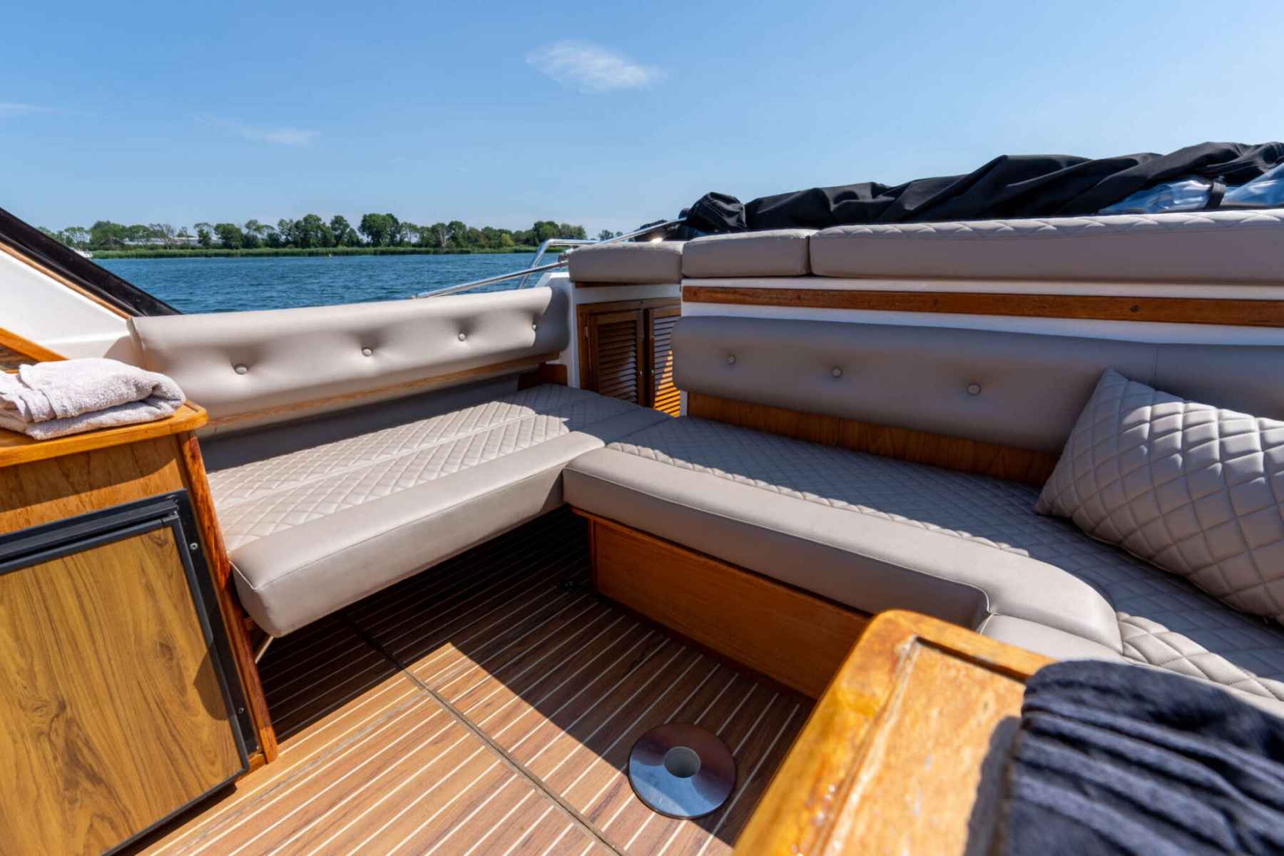 Motorboot Ramin 30 Touring Spiegeldeur
