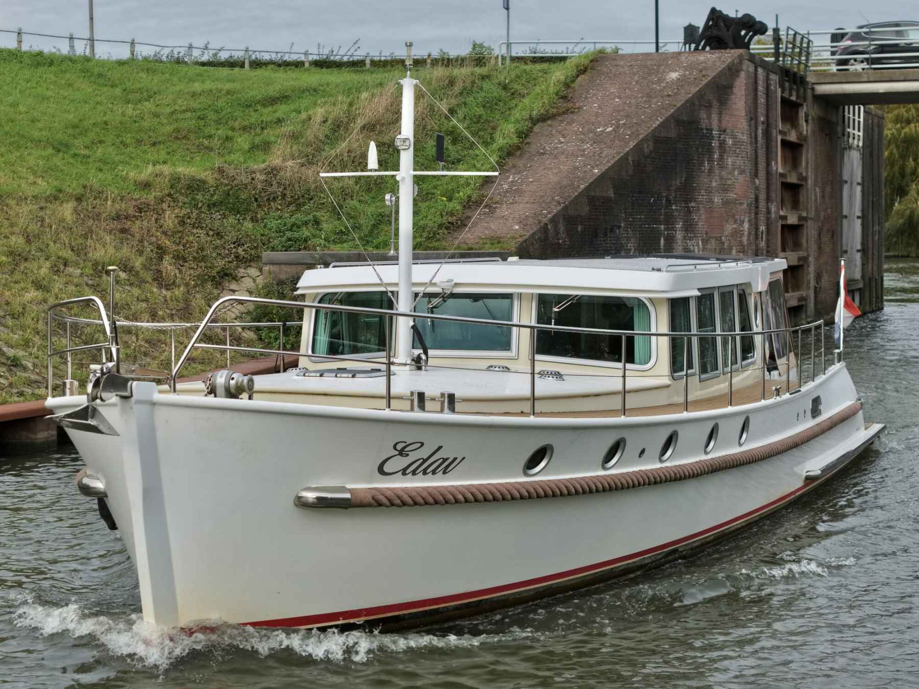 Motorboot Serious Yachts Gently Low Bridge 45 Sedan