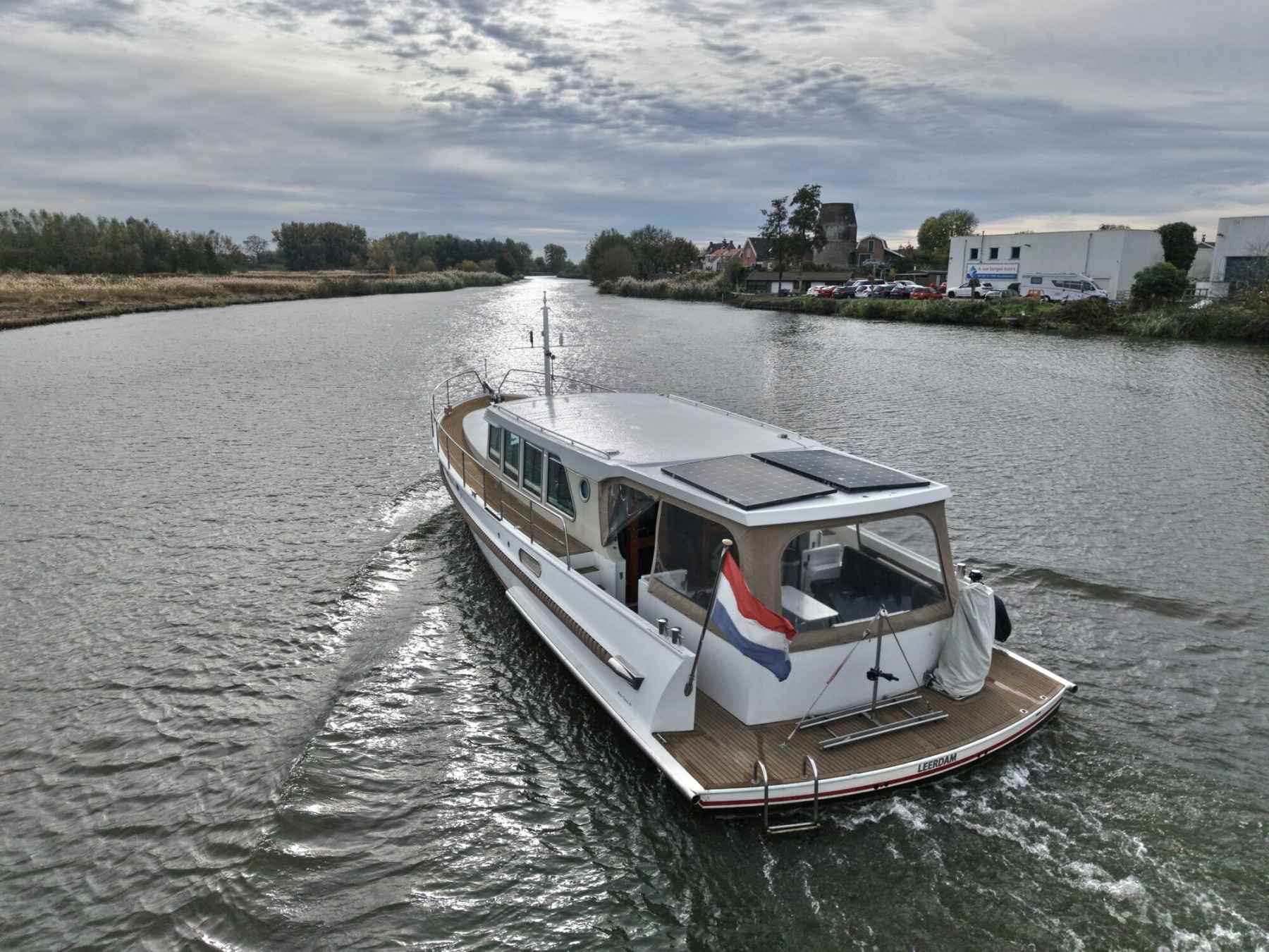 Motorboot Serious Yachts Gently Low Bridge 45 Sedan