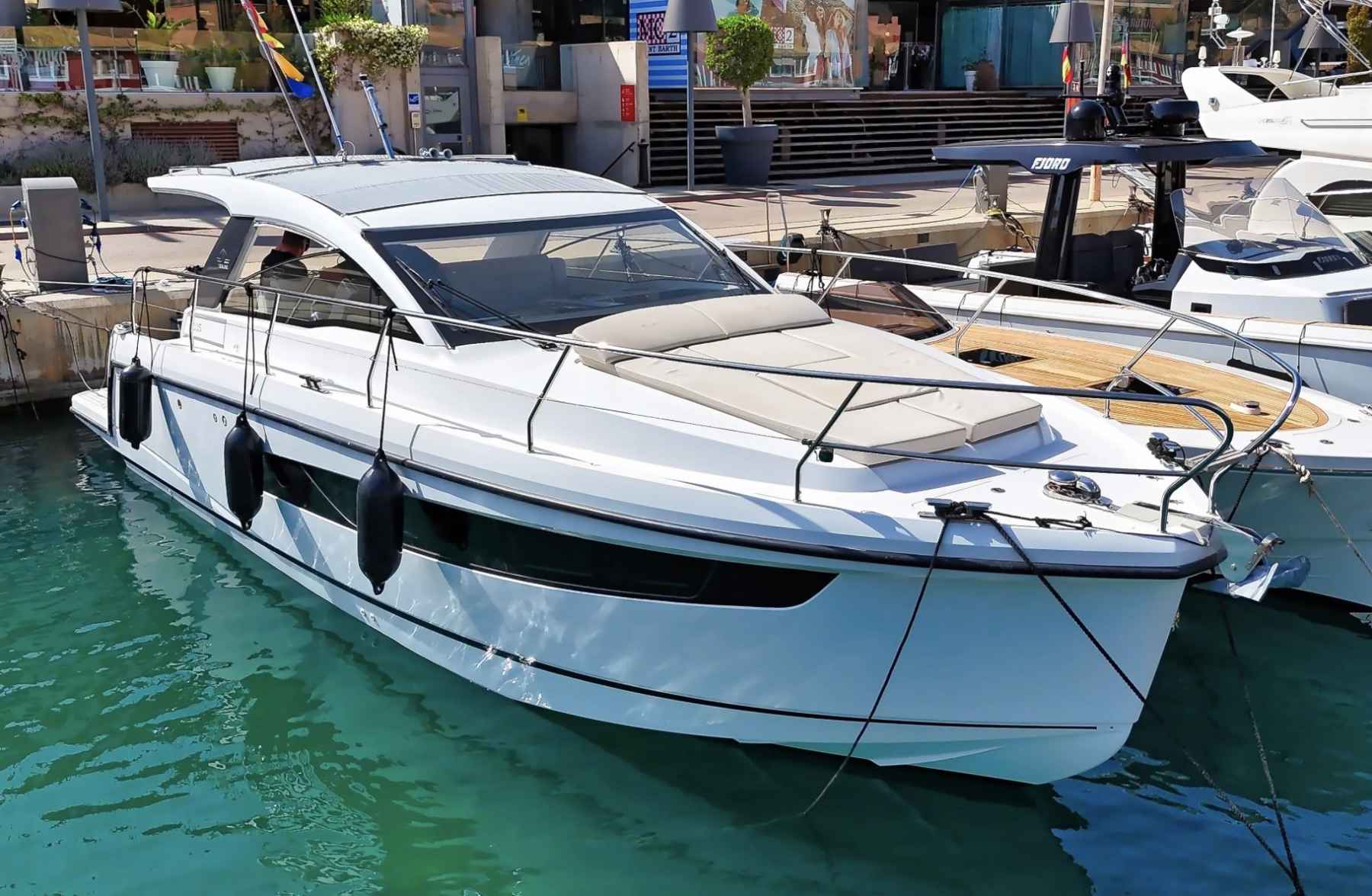 Motorboot Sealine S335