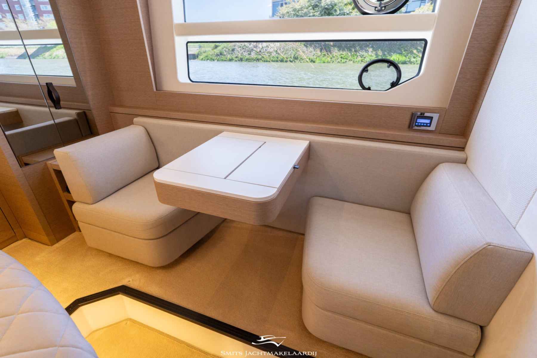Motorboot Prestige 590 Flybridge