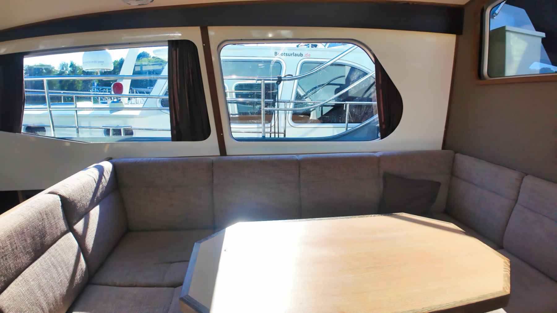Motorboot Aventura 43 AK Cabrio
