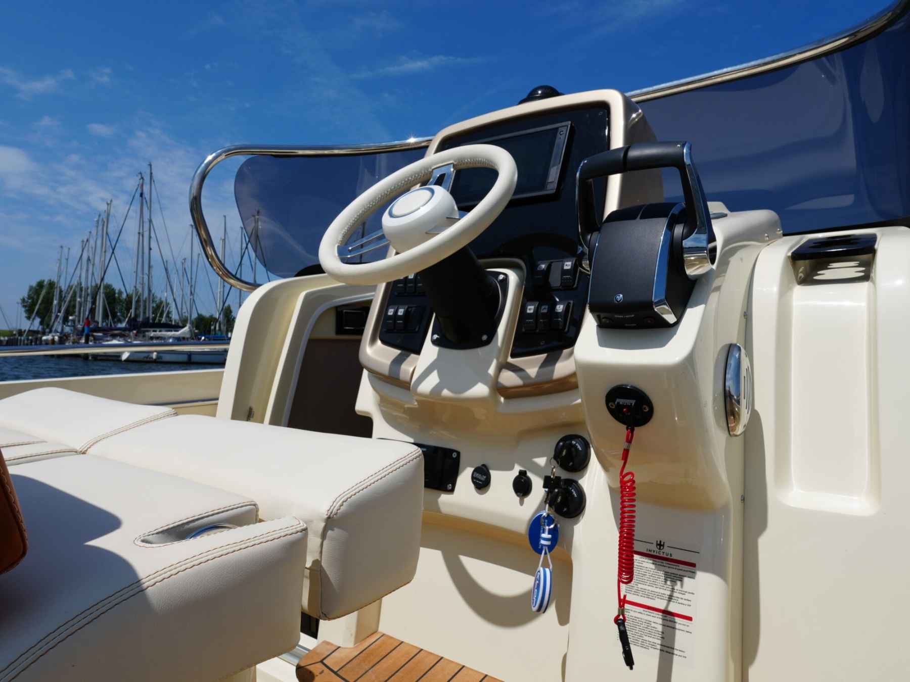 Motorboot Invictus 270 CX