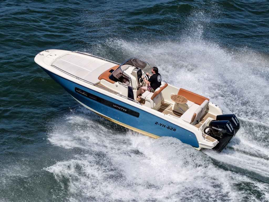 Motorboot Invictus 270 CX