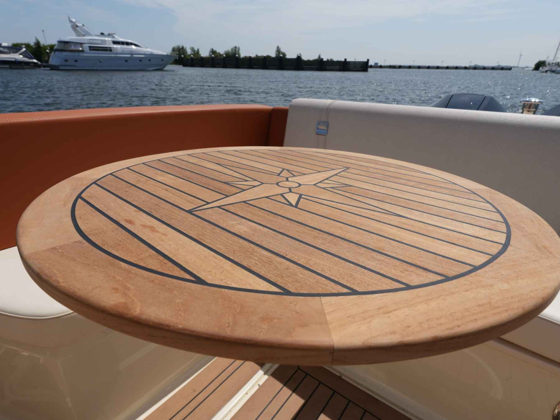 Motorboot Invictus 270 CX