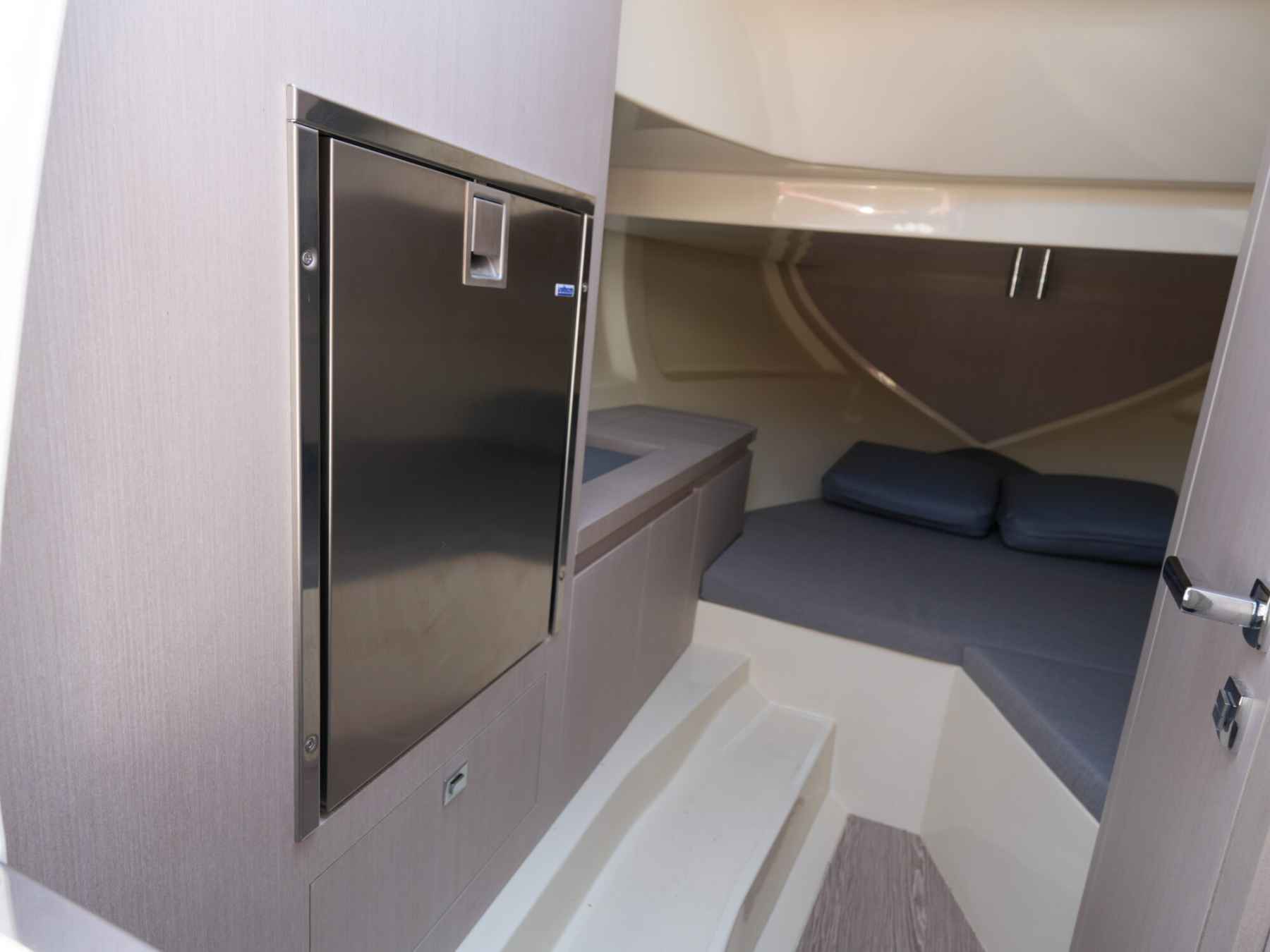 Motorboot Invictus 270 CX