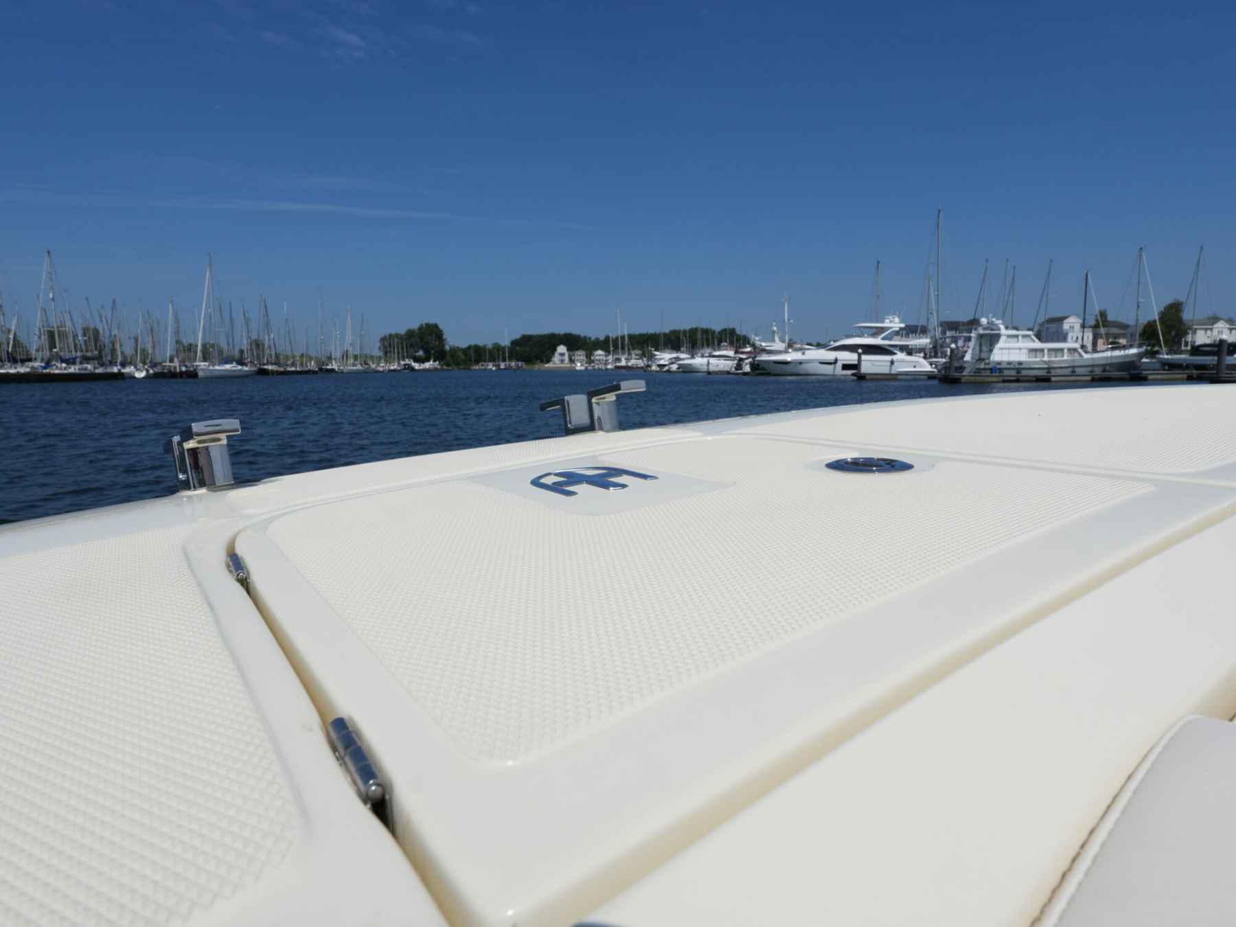 Motorboot Invictus 270 CX