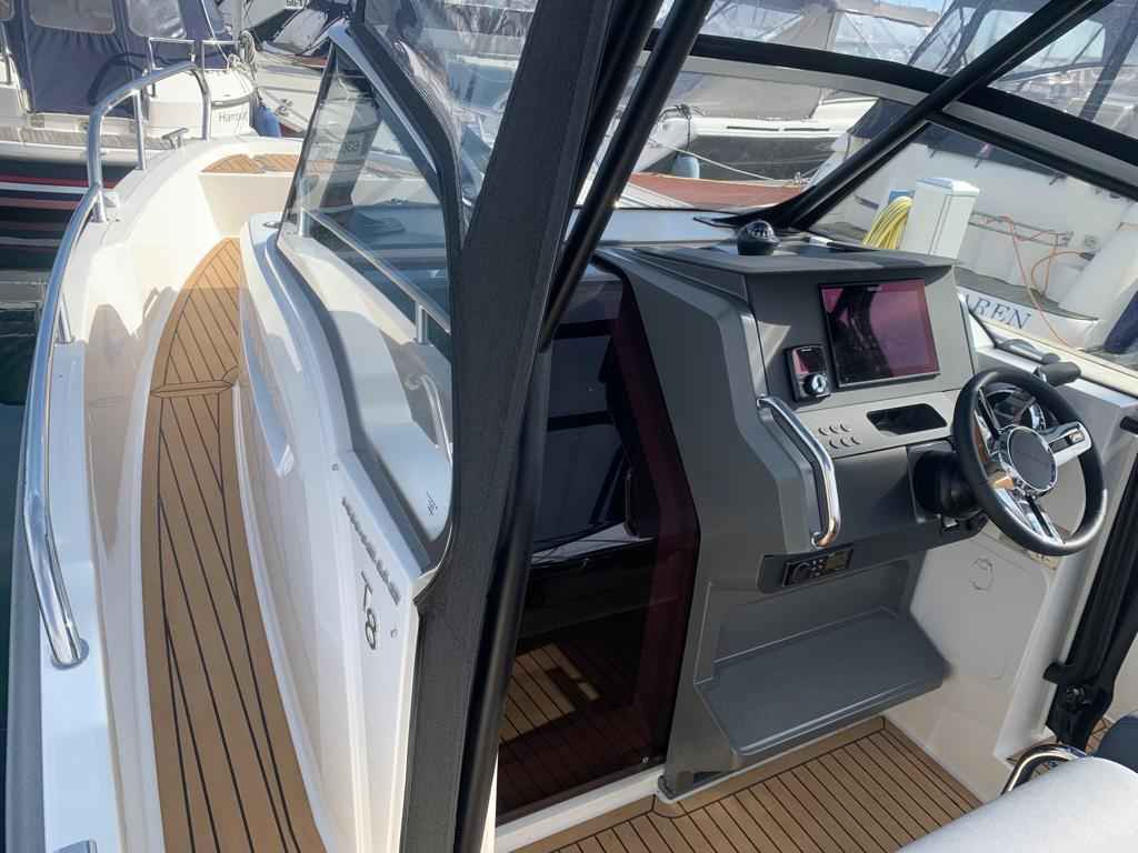 Motorboot Nimbus T8 T-Top