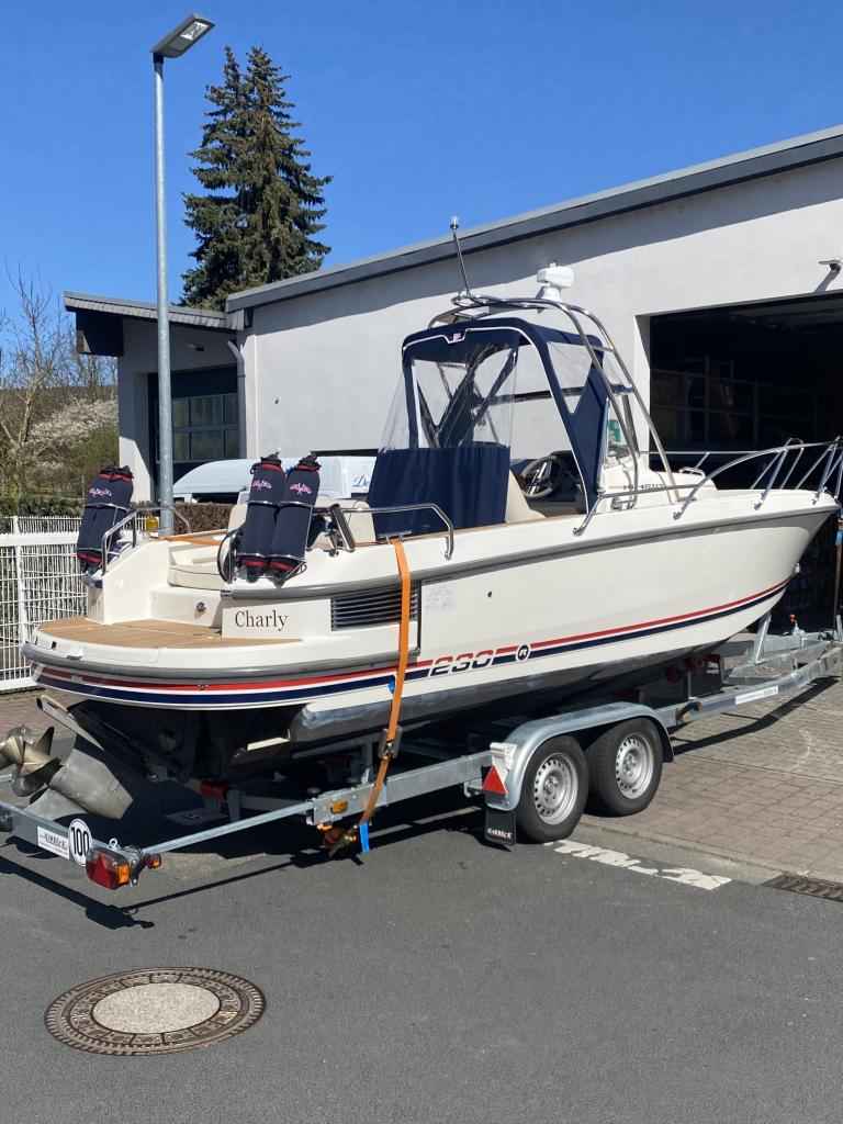 Motorboot Nimbus 230 R