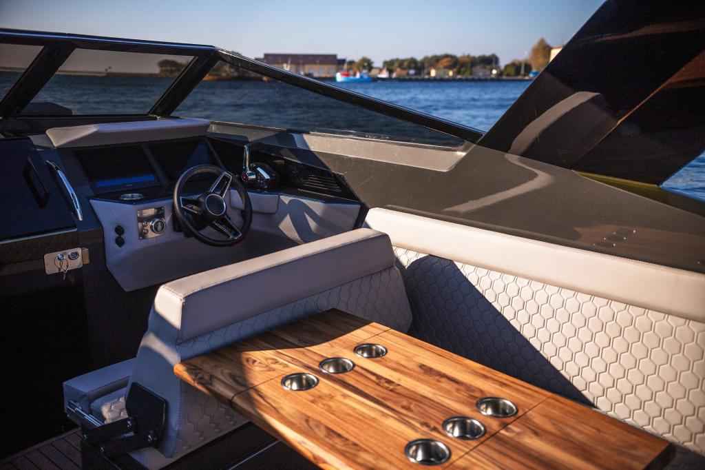Motorboot Futuro RX30 mit Bodenseezulassung