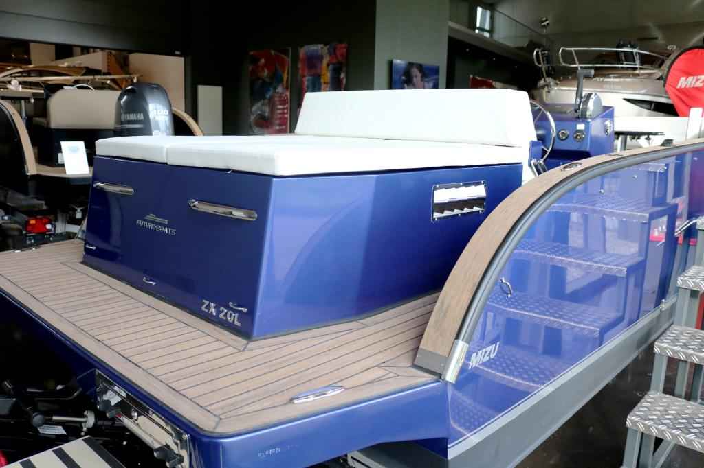 Motorboot Futuro ZX22 mit Bodenseezulassung 200 PS Merc