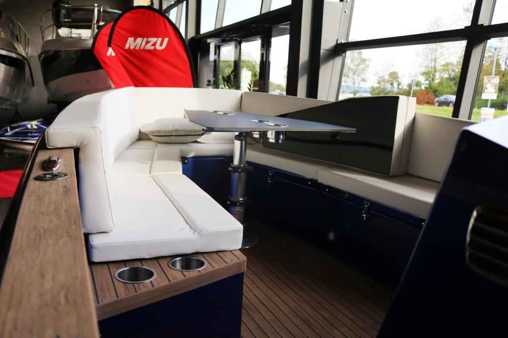 Motorboot Futuro ZX22 mit Bodenseezulassung 200 PS Merc