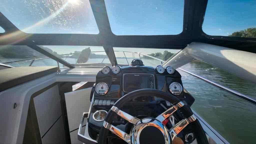 Motorboot Cobrey 28 SC