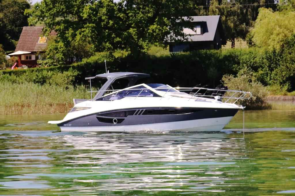 Motorboot Cobrey 33 SC mit Bodenseezulassung