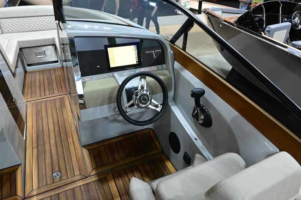 Motorboot VTS Boats Flying Shark 7.7 Bowrider