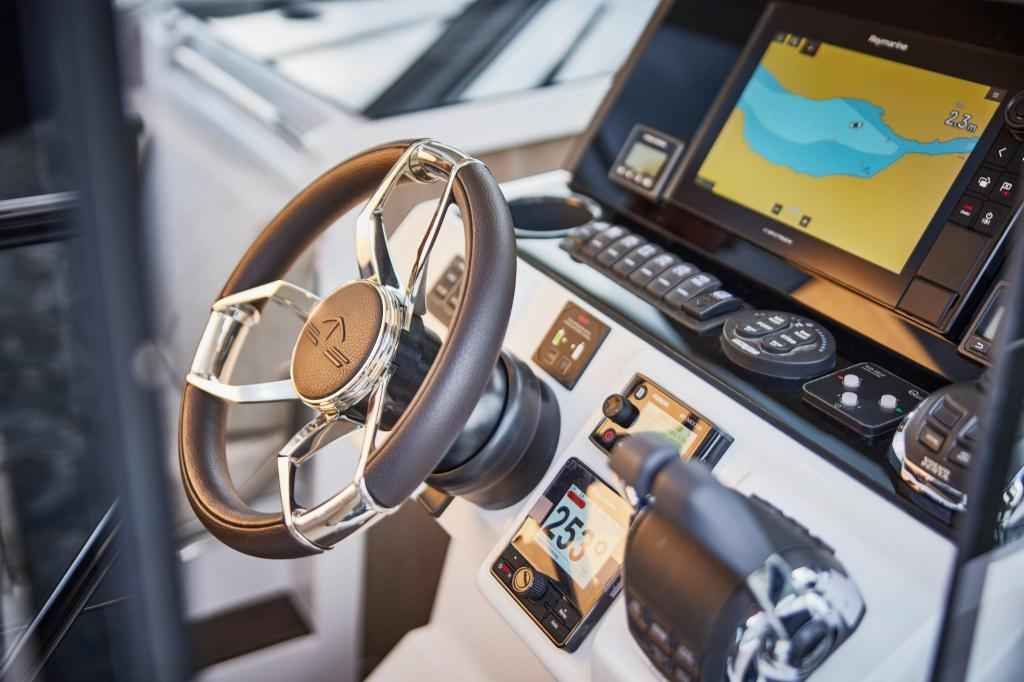 Motorboot Sealine C335