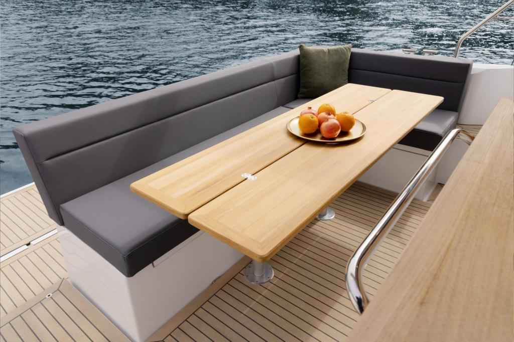 Motorboot Sealine C335