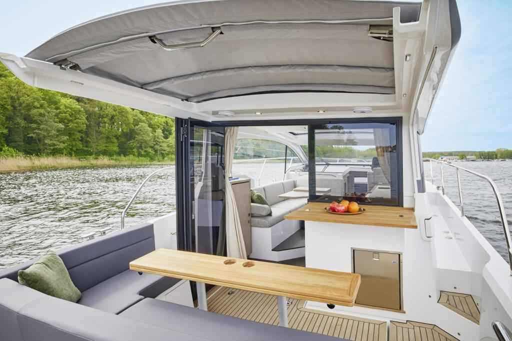 Motorboot Sealine C335